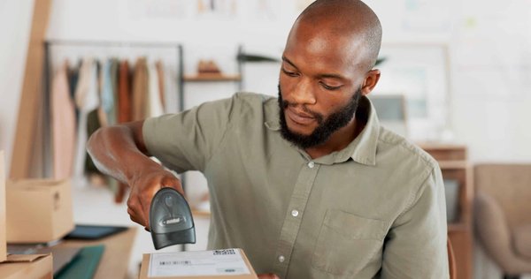 Quelles stratégies de gestion des stocks les entreprises de commerce électronique de taille moyenne peuvent-elles adopter pour éviter les surstocks et les ruptures?